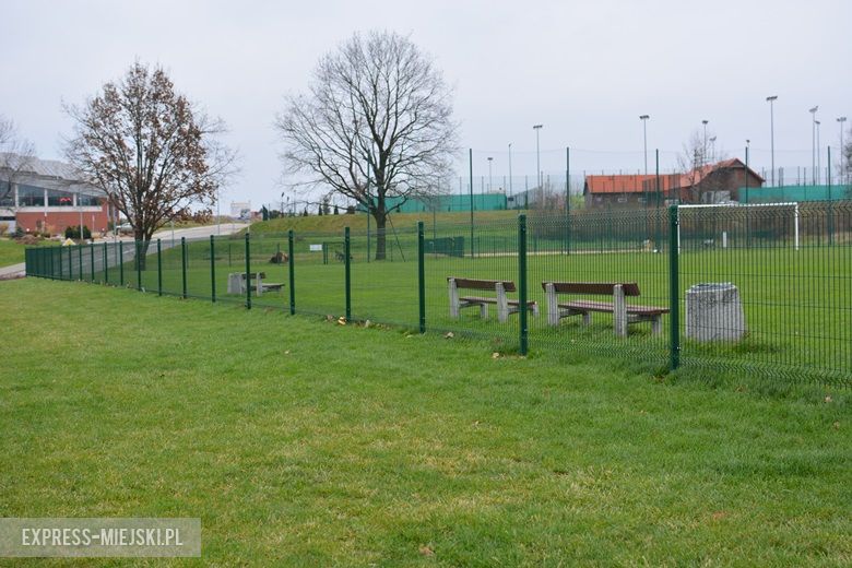 Ogrodzone boisko na przy akwenie Kajaki w Środzie Śląskiej