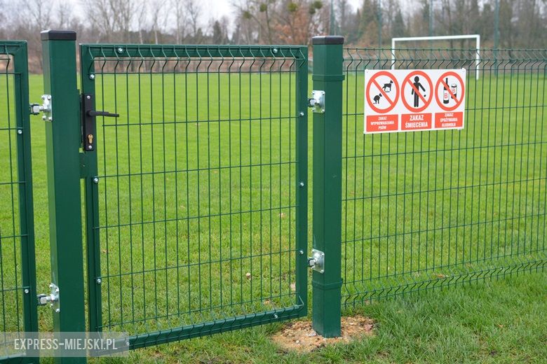 Ogrodzone boisko na przy akwenie Kajaki w Środzie Śląskiej