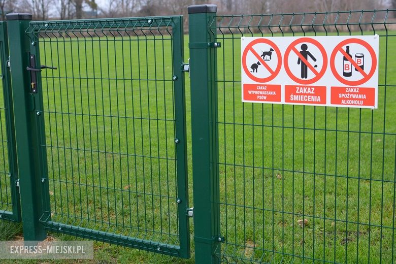 Ogrodzone boisko na przy akwenie Kajaki w Środzie Śląskiej