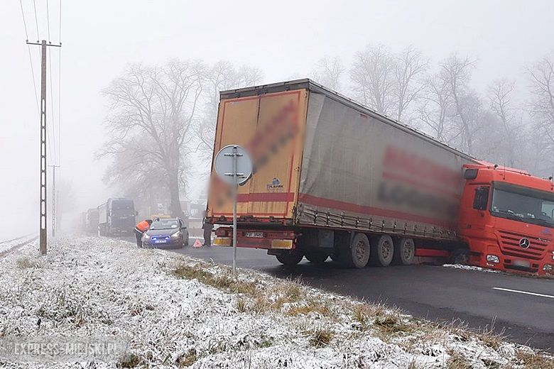 Tir wjechał do rowu w Dębicach