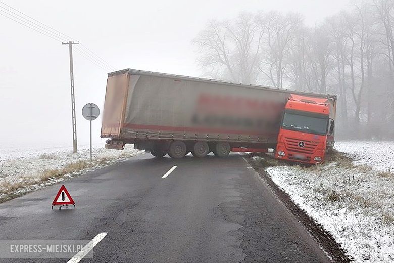Tir wjechał do rowu w Dębicach