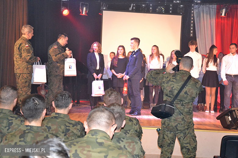 "Mam biało- czerwone serce" dla X Wrocławskiego Pułku Dowodzenia