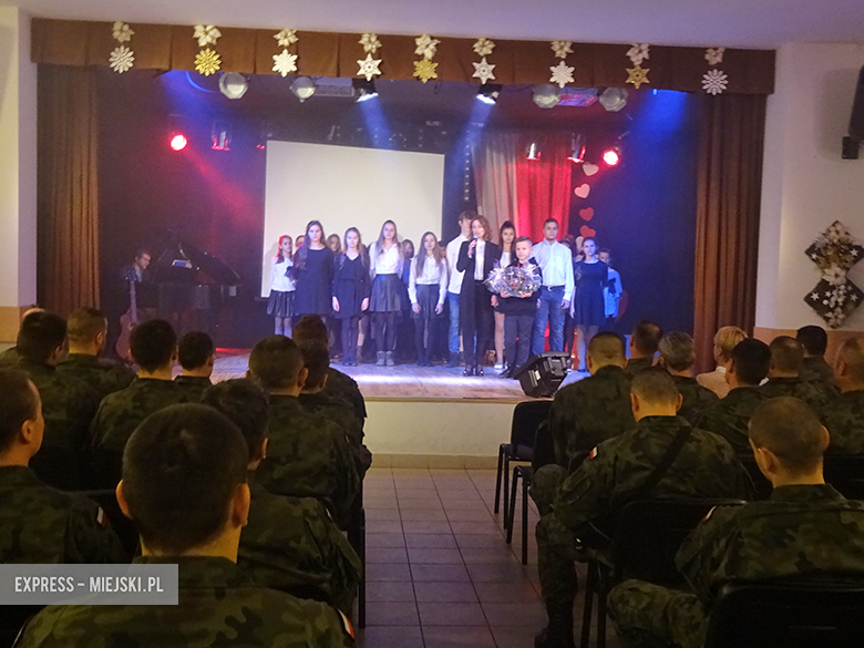 "Mam biało- czerwone serce" dla X Wrocławskiego Pułku Dowodzenia