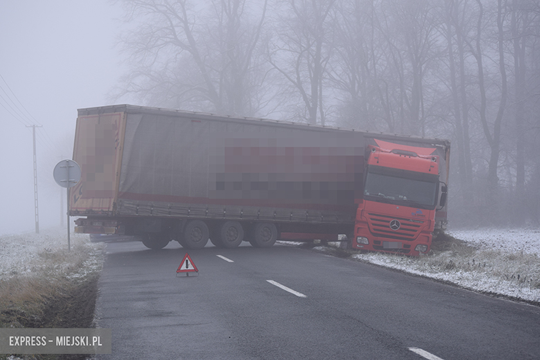 Tir wjechał do rowu w Dębicach