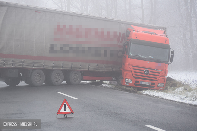 Tir wjechał do rowu w Dębicach