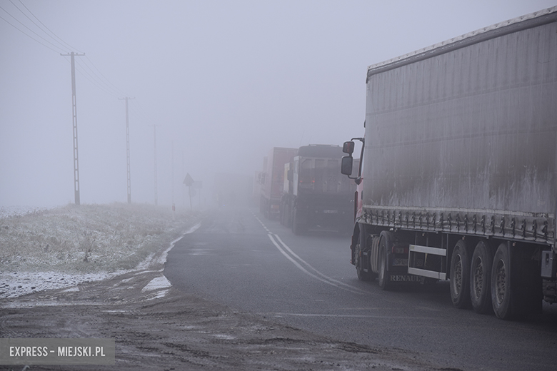 Tir wjechał do rowu w Dębicach
