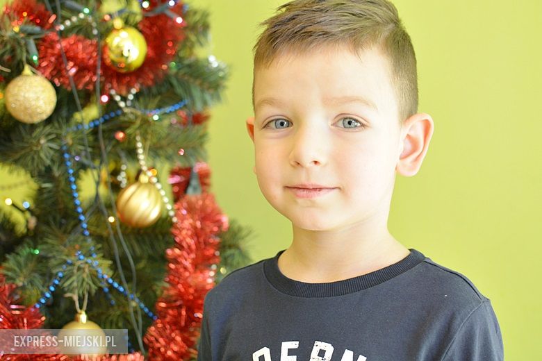 Kacper - żeby dostać prezent od Świętego Mikołaja dzieci muszą napisać i wysłać do niego list.