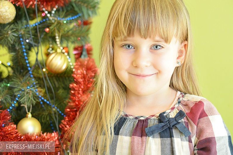 Lena - Mikołaj to starszy pan, który ma białą brodę i jest ubrany na czerwono i biało. 