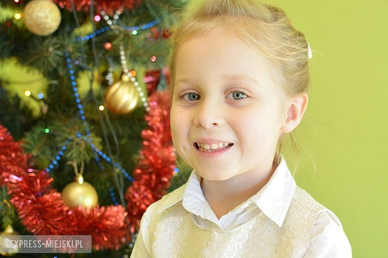 Julia - Święty Mikołaj mieszka w Laponii i lata na sankach i ma renifera, który nazywa się Rudolf i ma czerwony nos.