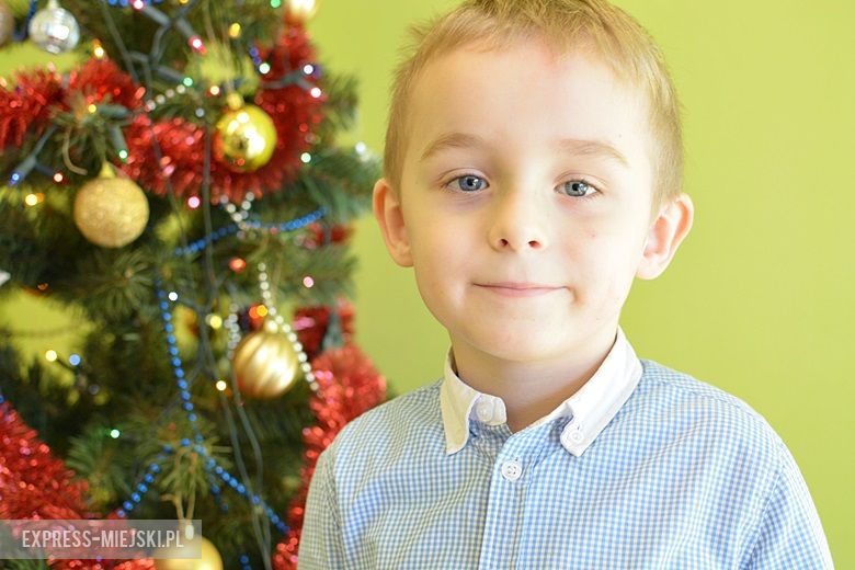 Szymon - Mikołaj rozdaje prezenty. Napisałem do niego list i prosiłem o auto. Już mi Mikołaj dał prezenty bo byłem w tym roku grzeczny.