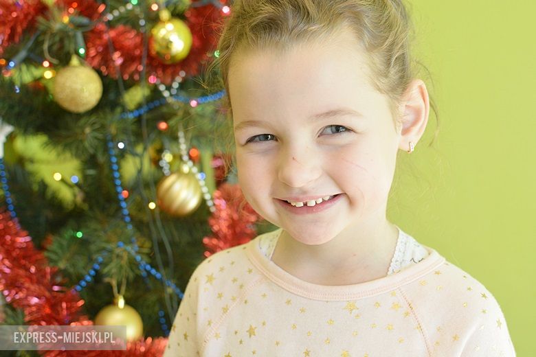 Wiktoria - Z moją mamą przed wigilią na stole pod obrus dajemy sianko. To jest tradycja świąteczna. Sianko jest dla Jezuska.