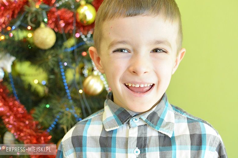 Oliwier - Jak ubieramy choinkę przed wigilią to zakładamy na nią kolorowe łańcuchy. Jedną z potraw wigilijnych jest zupa grzybowa.