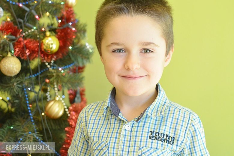 Ksawery - Na Boże Narodzenie każdy ładnie się ubiera, idzie na pasterkę i dekoruje w domu choinkę.