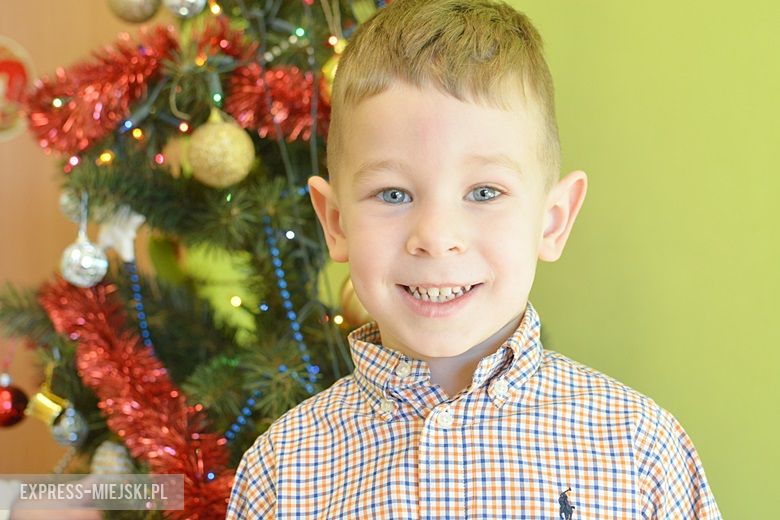 Igor - Na Boże Narodzenie przychodzi Święty Mikołaj. U nas już w przedszkolu był i zostawił słodycze.