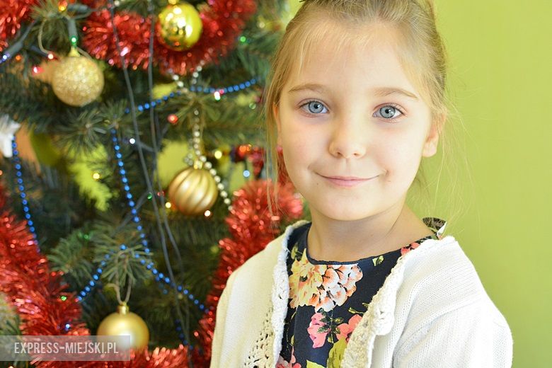 Lena - My naszą choinkę ubieramy w bombki i pierniczki, które piekę z moją mamą.