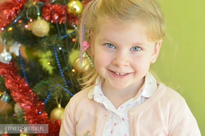 Ola - Na choince powinny być światełka, bombki, pierniczki i łańcuchy. Pod choinką jest mała szopka z Jezuskiem.