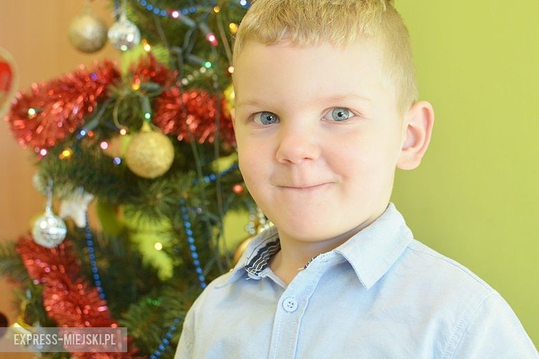 Wiktor - Na samej górze choinki można zawiesić gwiazdę albo taki szpikulec. Pod choinką dzieci znajdują prezenty.