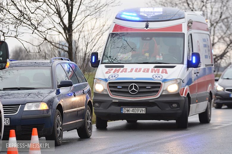 Auto wjechało do rowu na drodze wojewódzkiej