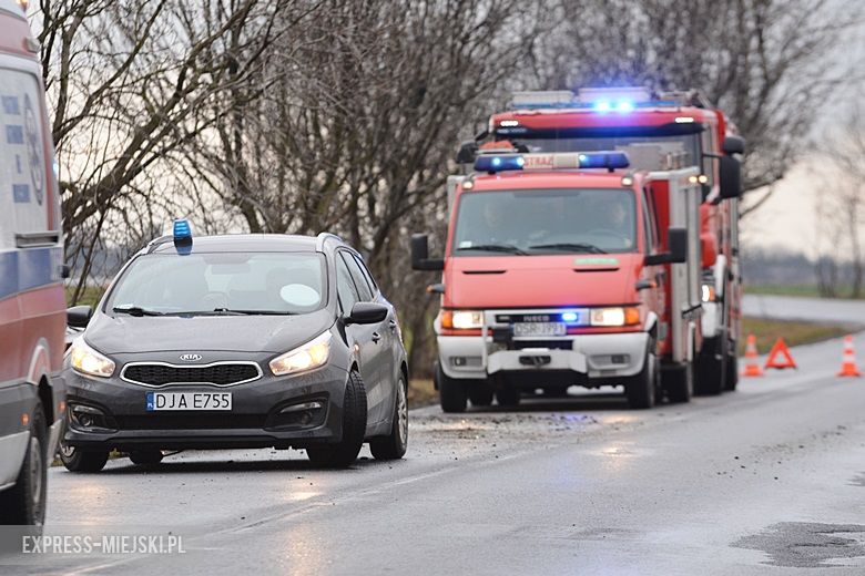 Auto wjechało do rowu na drodze wojewódzkiej