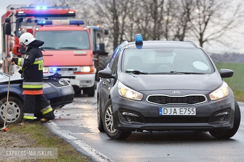 Auto wjechało do rowu na drodze wojewódzkiej