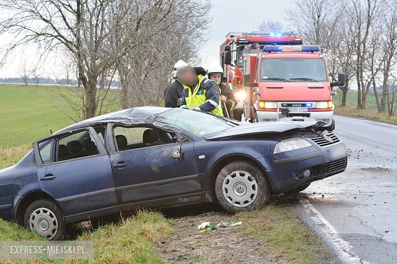 Auto wjechało do rowu na drodze wojewódzkiej