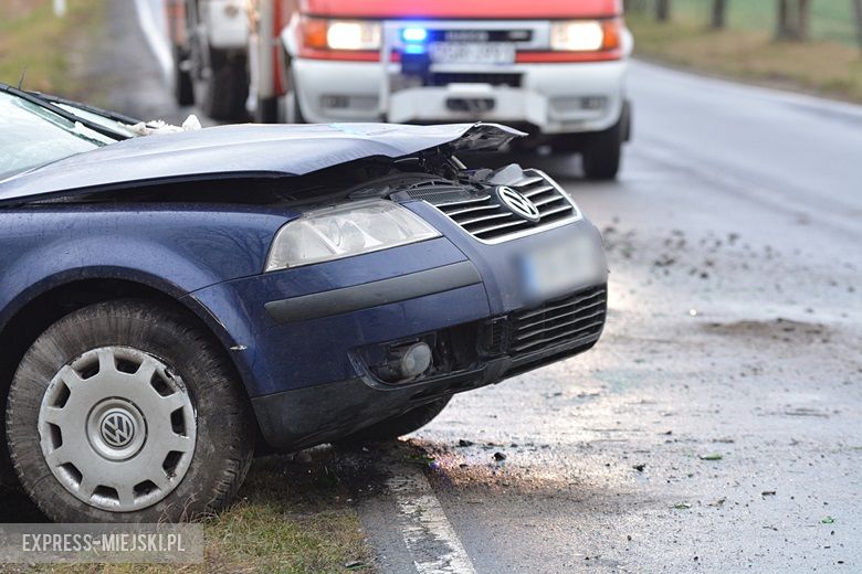 Auto wjechało do rowu na drodze wojewódzkiej