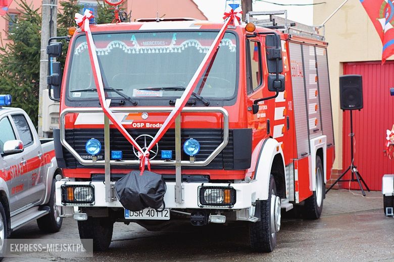 Przekazanie wozu strażakom