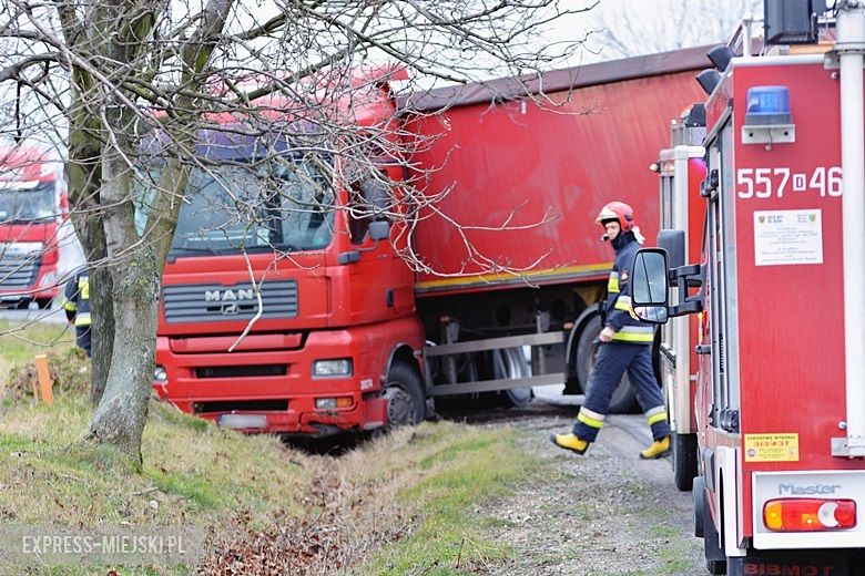 Tir wpadł do rowu koło Środy Śląskiej