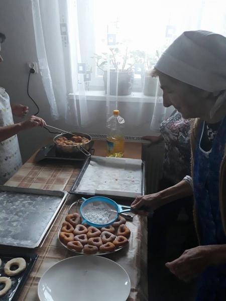 Wspólne pieczenie pączków Juszczynie