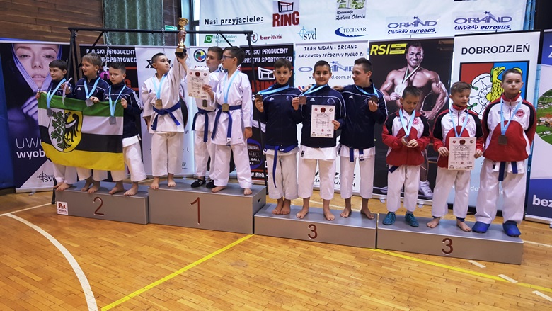 Występ średzkich karateków na turnieju w Zawadzkiem