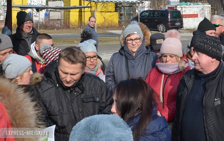 Spotkanie pracowników UM z handlującymi na targowisku