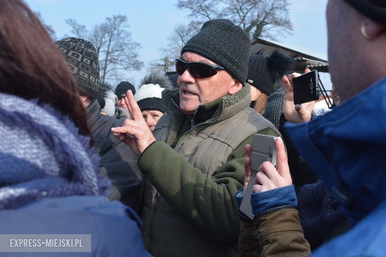 Spotkanie pracowników UM z handlującymi na targowisku