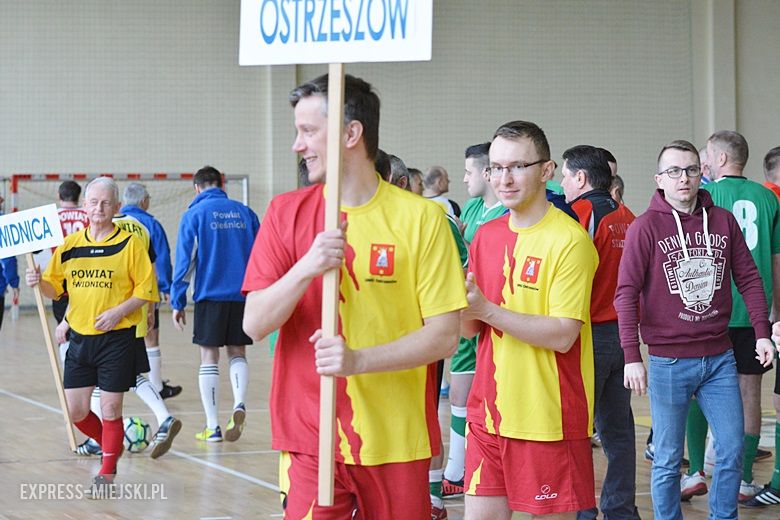 Rozgrywki radnych na hali sportowej w Środzie Śląskiej