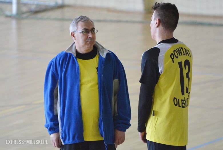 Rozgrywki radnych na hali sportowej w Środzie Śląskiej