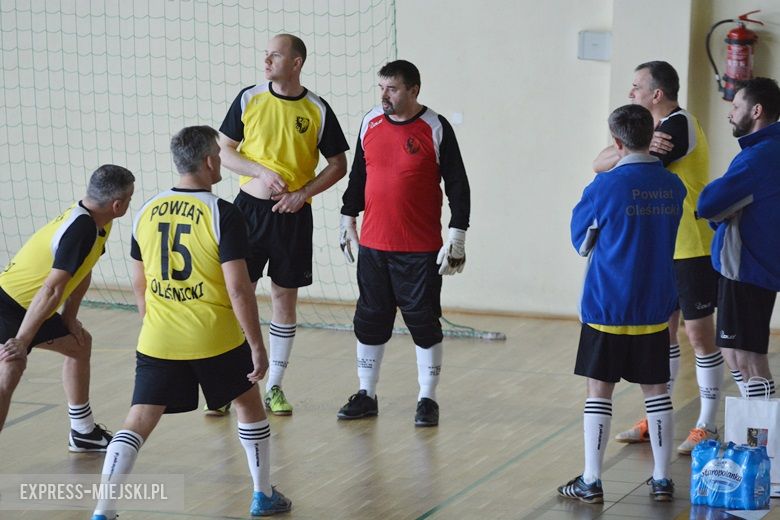 Rozgrywki radnych na hali sportowej w Środzie Śląskiej