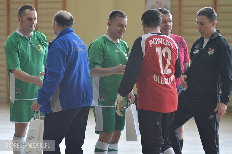 Rozgrywki radnych na hali sportowej w Środzie Śląskiej