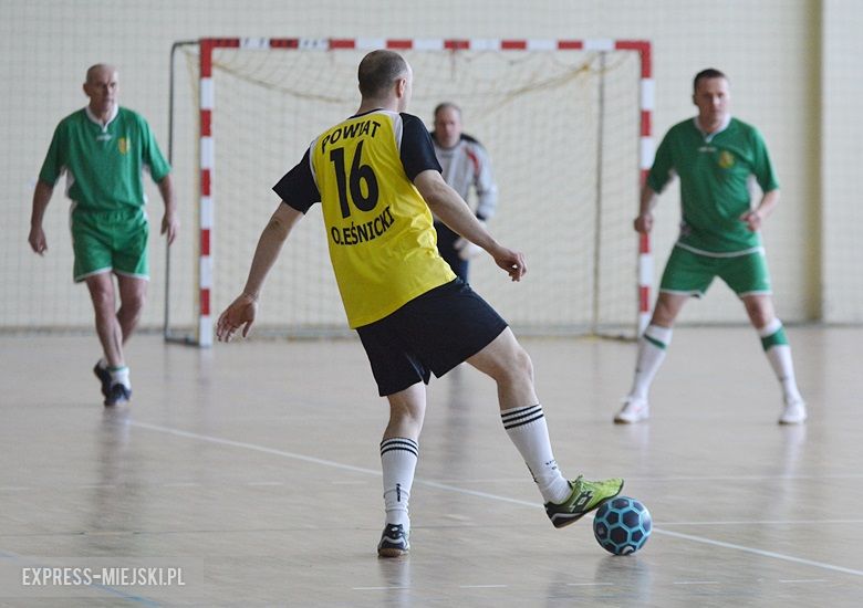 Rozgrywki radnych na hali sportowej w Środzie Śląskiej