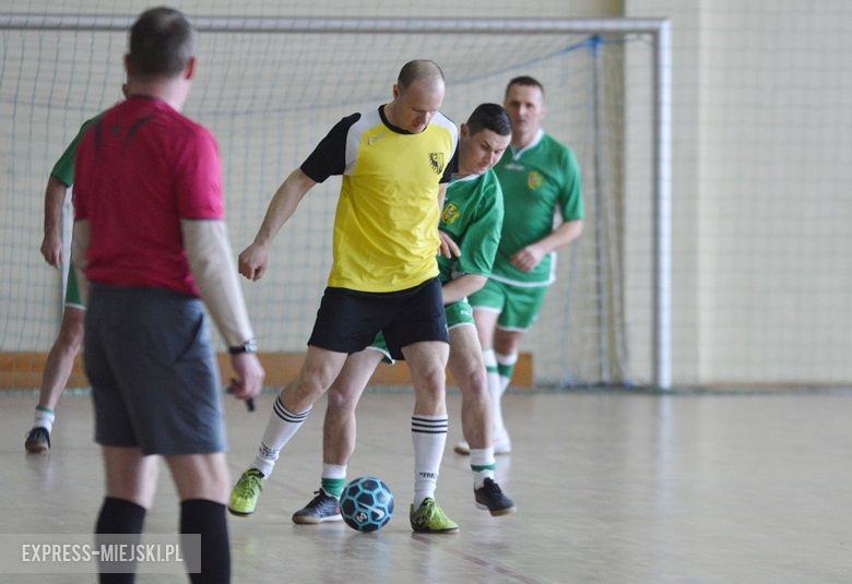 Rozgrywki radnych na hali sportowej w Środzie Śląskiej