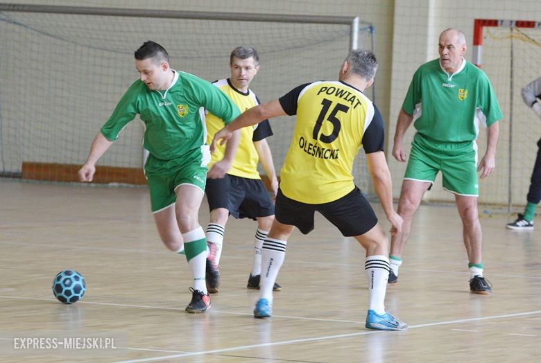 Rozgrywki radnych na hali sportowej w Środzie Śląskiej