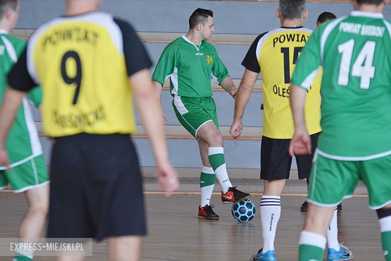 Rozgrywki radnych na hali sportowej w Środzie Śląskiej