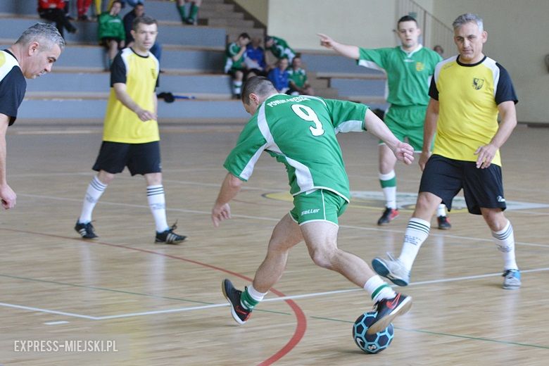 Rozgrywki radnych na hali sportowej w Środzie Śląskiej