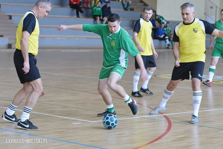 Rozgrywki radnych na hali sportowej w Środzie Śląskiej