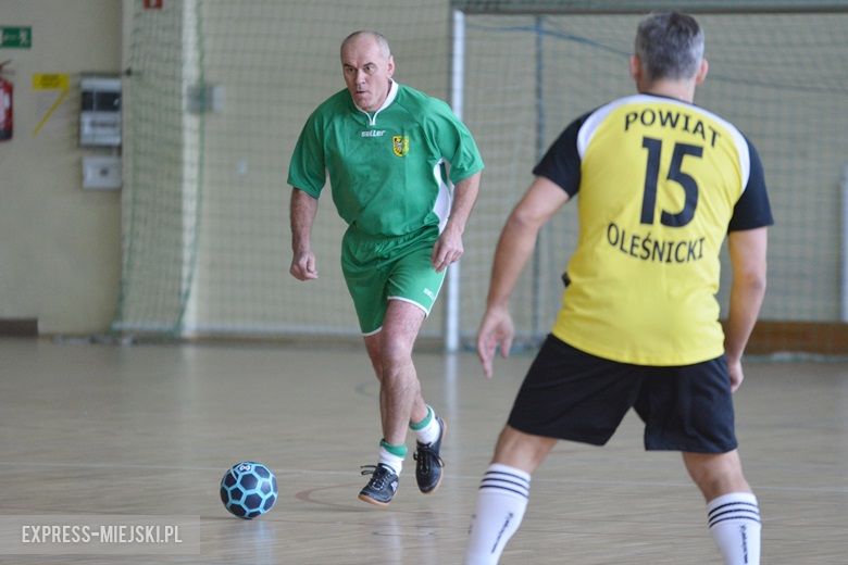 Rozgrywki radnych na hali sportowej w Środzie Śląskiej