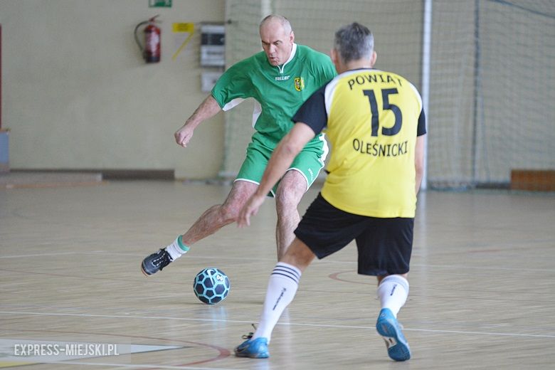 Rozgrywki radnych na hali sportowej w Środzie Śląskiej