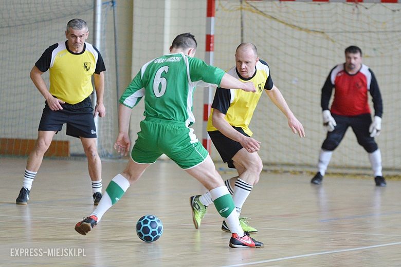Rozgrywki radnych na hali sportowej w Środzie Śląskiej