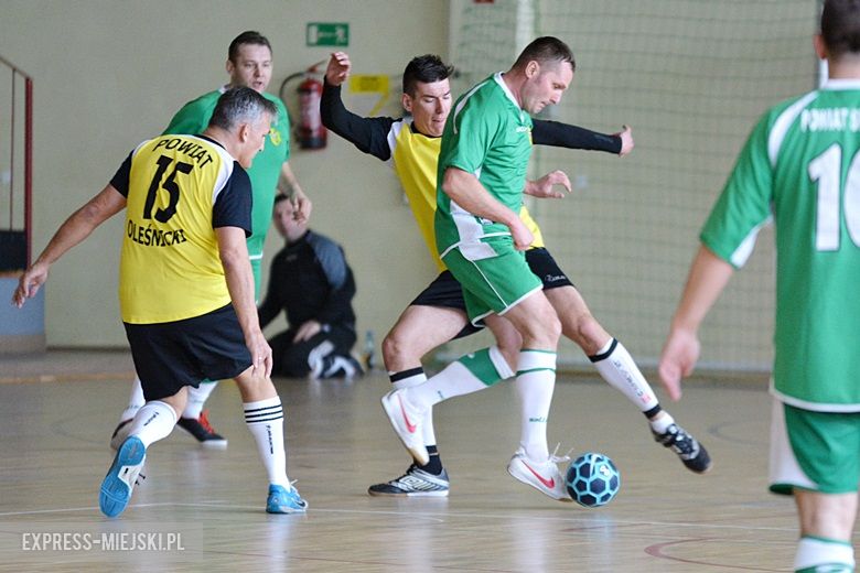 Rozgrywki radnych na hali sportowej w Środzie Śląskiej