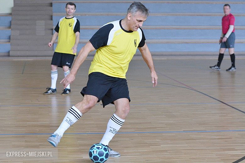 Rozgrywki radnych na hali sportowej w Środzie Śląskiej