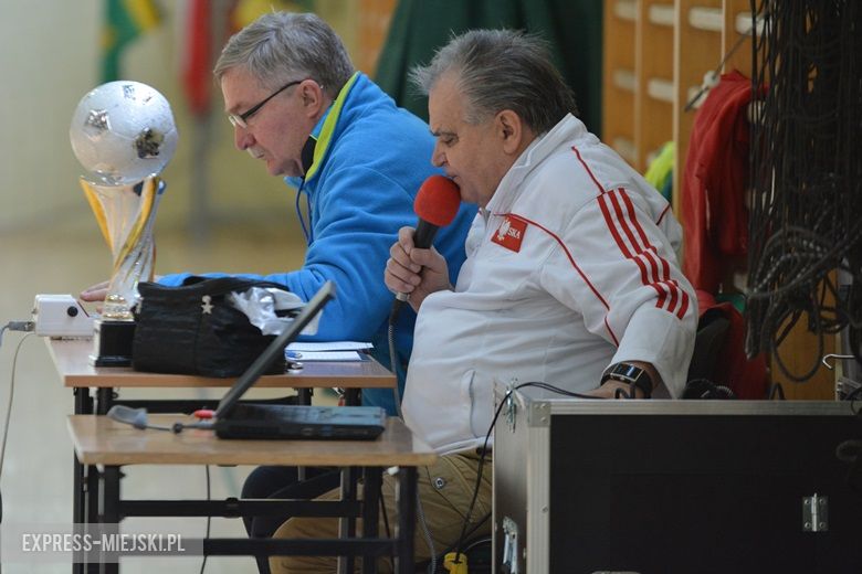 Rozgrywki radnych na hali sportowej w Środzie Śląskiej