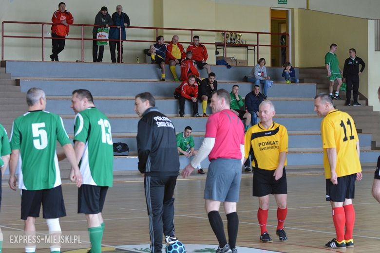 Rozgrywki radnych na hali sportowej w Środzie Śląskiej