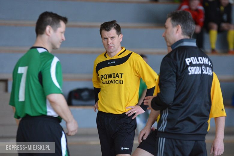 Rozgrywki radnych na hali sportowej w Środzie Śląskiej